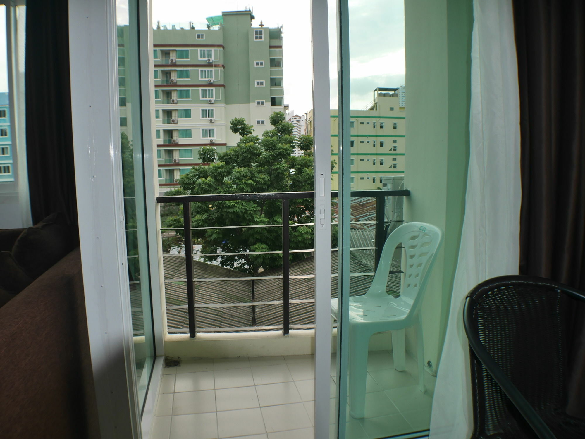 Darisa Apartment Service Patong Exterior foto